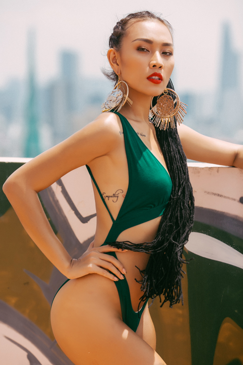 gai-mot-con-dieu-huyen-khoe-4-hinh-xam-tren-co-the-khi-mac-bikini-8